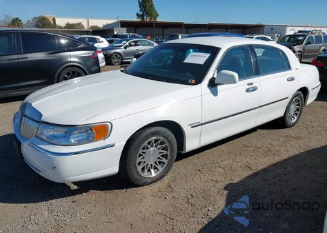 2002 Lincoln Town Car Signature из США, поврежденный, VIN 1LNHM82W72Y633036